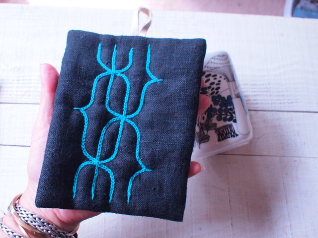 アイヌ刺繍の鍋つかみ 黒リネンにエメラルドグリーンの糸 | iichi 日々