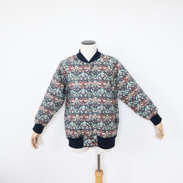 リバティ　ストロベリー・シーフのキルティングブルゾン