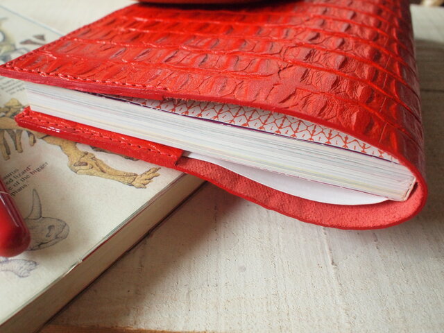 No.2本革 ばりっと硬い型押し(浅目) 手縫いA5サイズ 手帳カバー