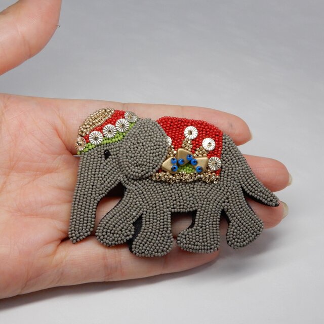 ゾウのブローチ 赤い飾りのインドぞう ビーズ刺繍 (リュネビル刺繍