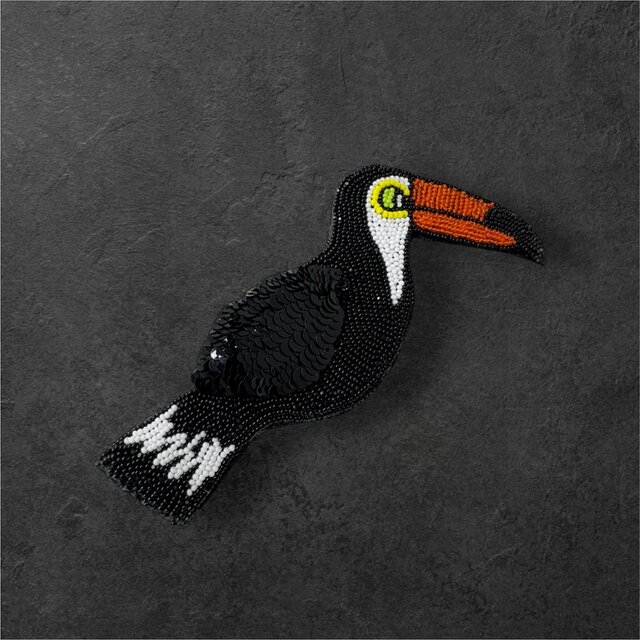 黒い鳥の大きなブローチ ビーズ刺繍のオオハシ (リュネビル刺繍) ハンドメイド