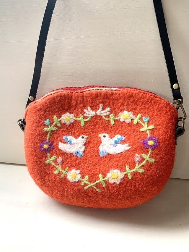 鳥とお花の羊毛刺繍ポシェット（レッド×小鳥） | iichi 日々の暮らしを