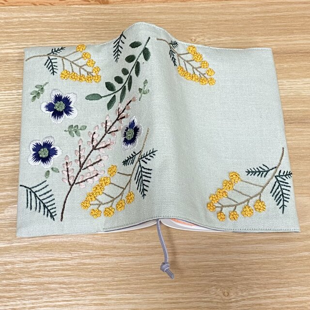 手刺繍ブックカバー ＊春の庭 | iichi 日々の暮らしを心地よくする