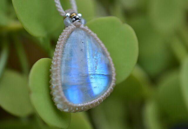 ３つのレインボームーンストーンのマクラメネックレス 虹の3色☆レインボームーンストーン マクラメネックレス740