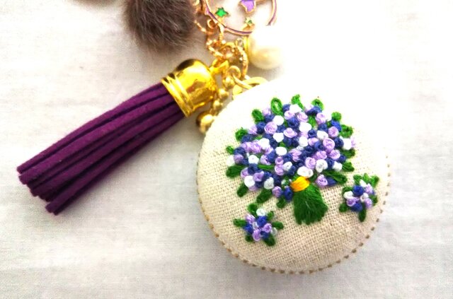 小花の花束刺繍のマカロンポーチキーホルダー | iichi 日々の暮らしを 