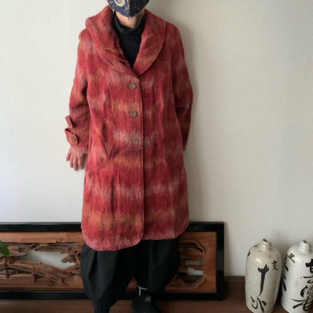 タック入りショールカラーと片袖ダブルベルトでカッコよく生地厚め