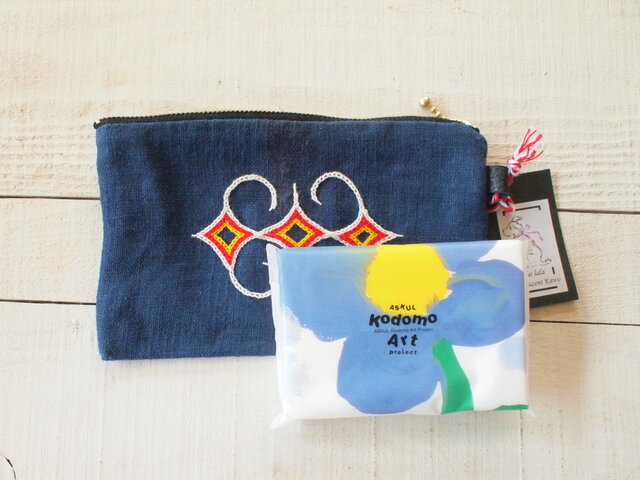 難 両面アイヌ刺繍ポーチ リネンのインクブルーに生成糸 | iichi 日々