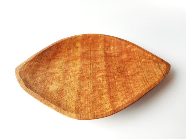木のお皿 クルミ 手彫り 中皿 葉っぱ型 iichi ハンドメイド・アンティーク・食品・ギフト・手作り