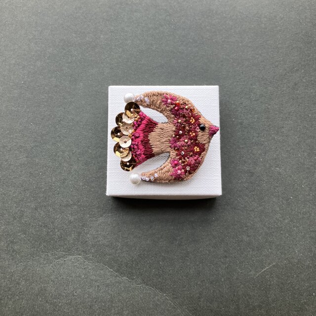 "チョコレートコスモス "flower bird刺繍ブローチ