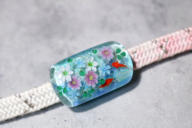 帯留め  ガラス工芸家の創作した一点物 トンボ玉 秋の花と金魚のとんぼ玉帯留め（ガラス玉） | iichi 日々の