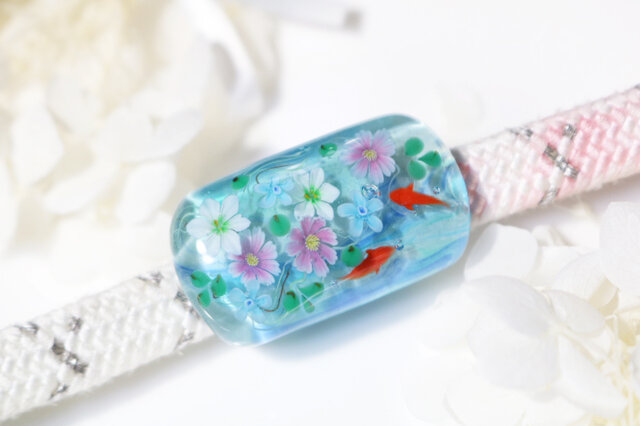 秋の花と金魚のとんぼ玉帯留め（ガラス玉） | iichi 日々の