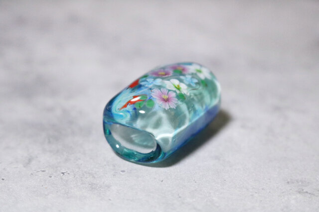 秋の花と金魚のとんぼ玉帯留め（ガラス玉） | iichi 日々の暮らしを