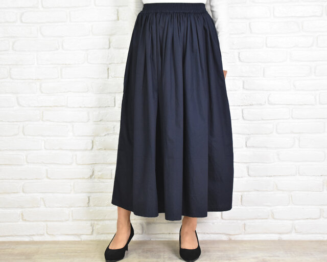 OUR 軽やか素材のギャザーロングスカート　ネイビー 軽やか素材のギャザーロングスカート – OURHOME