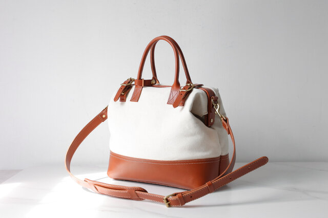 オスティアジャパン コロモ 【衣】　レザーガマ口バッグ 人気のがま口ショルダーバッグに、新柄が登場です！ [朱赤×蓮