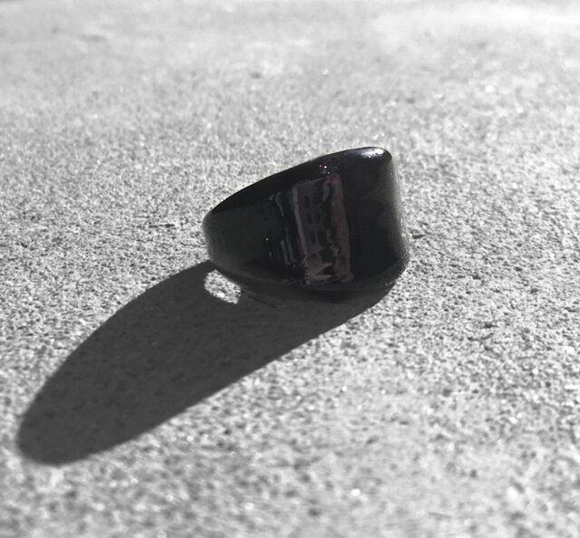 黒 オニキスのような漆黒のリング 大人シックなガラスの指輪 | iichi ...