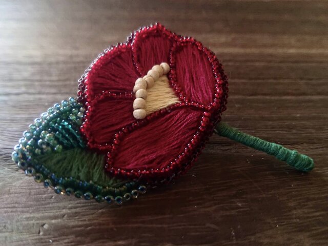 Always*椿の花＊赤刺繍ブローチ | iichi 日々の暮らしを心地よくする