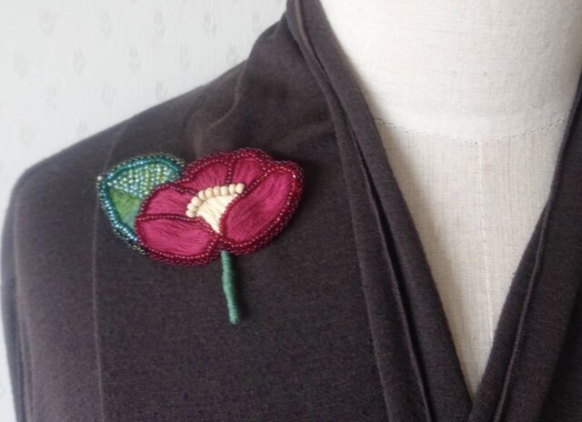 Always*椿の花＊赤刺繍ブローチ | iichi 日々の暮らしを心地よくする
