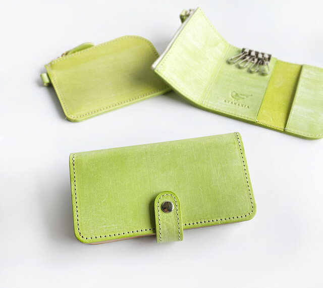 ライムグリーンの iPhoneケース (手帳タイプ) イタリアンレザーMAINE