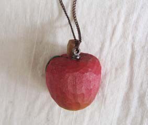 りんごのネックレス(再出品) | iichi 日々の暮らしを心地よくする 