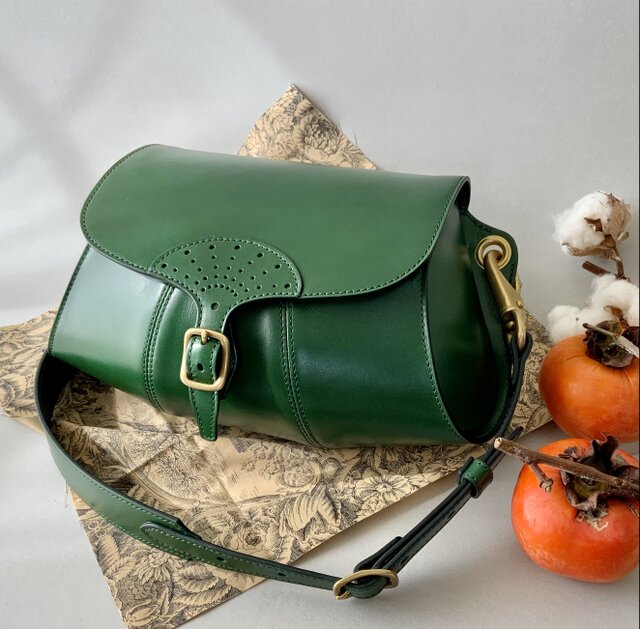 美品 sissirossi シシロッシ☆レザー ショルダーバッグ グリーン オイルレザーのショルダーバッグ（グリーン） | iichi 日々の