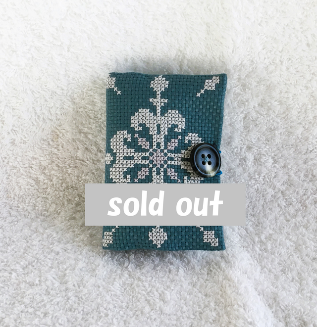 クロスステッチのブック型ニードルケース・ビンテージブルー