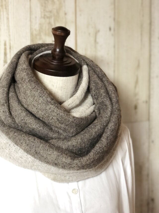 ボリュームたっぷり★タムニットのふんわりスヌード（グレイッシュブラウン×エクリュ）