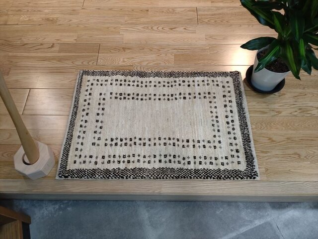 夏は涼しく冬は暖かい天然無染めラグ ガゼニラハット 肌触りが気持ちい 69x44cm P170の画像1枚目