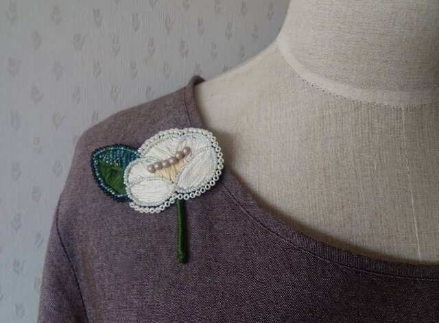 Always*椿の花＊白刺繍ブローチ | iichi 日々の暮らしを心地よく