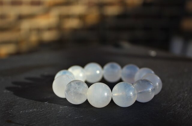 レインボームーンストーン 高い精神性を持つ、女性性の石 | iichi 日々