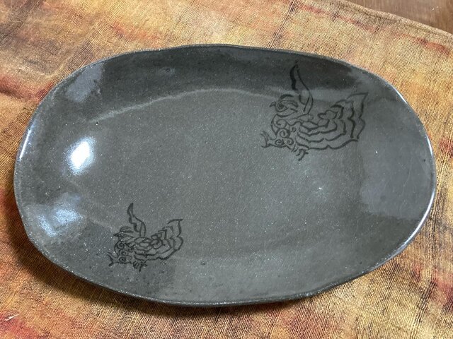 コタンコロカムイ シマフクロウが2羽飛ぶ 陶器楕円深皿 iichi 日々の暮らしを心地よくするハンドメイドやアンティークのマーケットプレイス