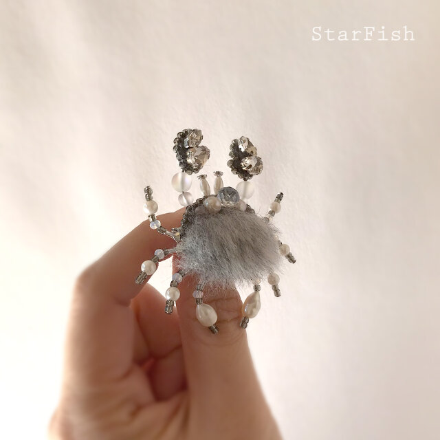 毛ガニ】もふもふ蟹 Crab ビーズ刺繍 ブローチ(L58)《期間限定