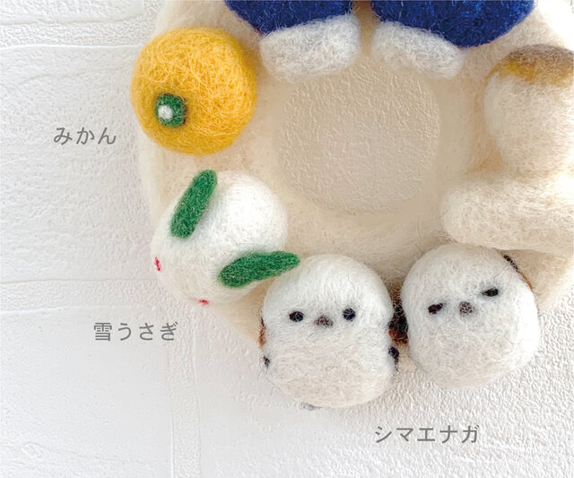 小さな冬のリース＊フェルト | iichi 日々の暮らしを心地よくする