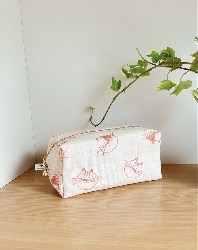 猫ちゃんフェイスのスクエアポーチ