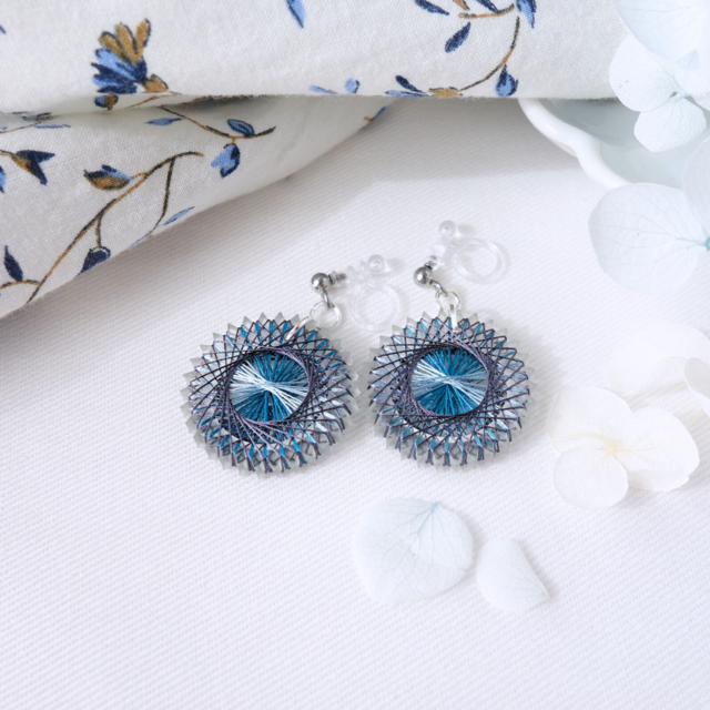 紫陽花の咲く夜に｜青のグラデーションが美しい絹糸イヤリング