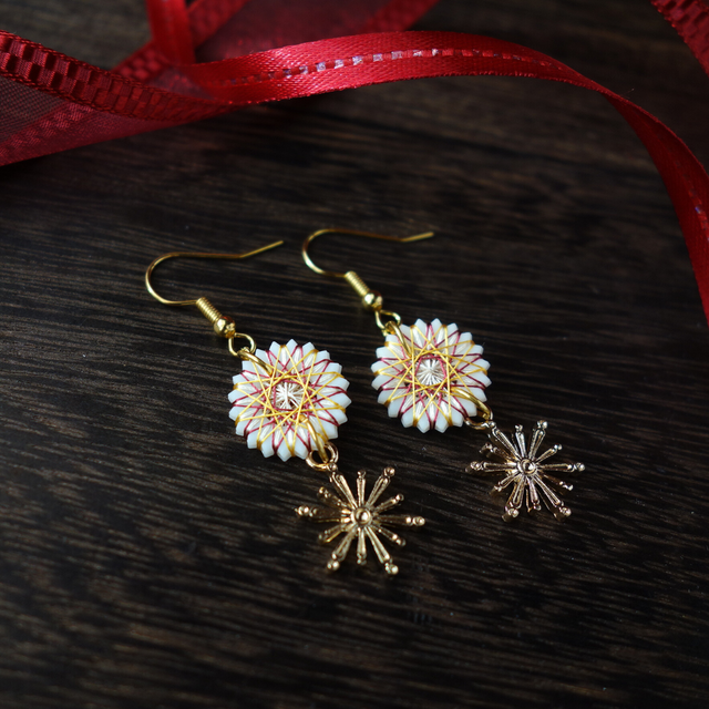 ひかりのクリスマスピアス｜雪の結晶が揺れるホワイト×ゴールド｜大人の軽やかイヤリング