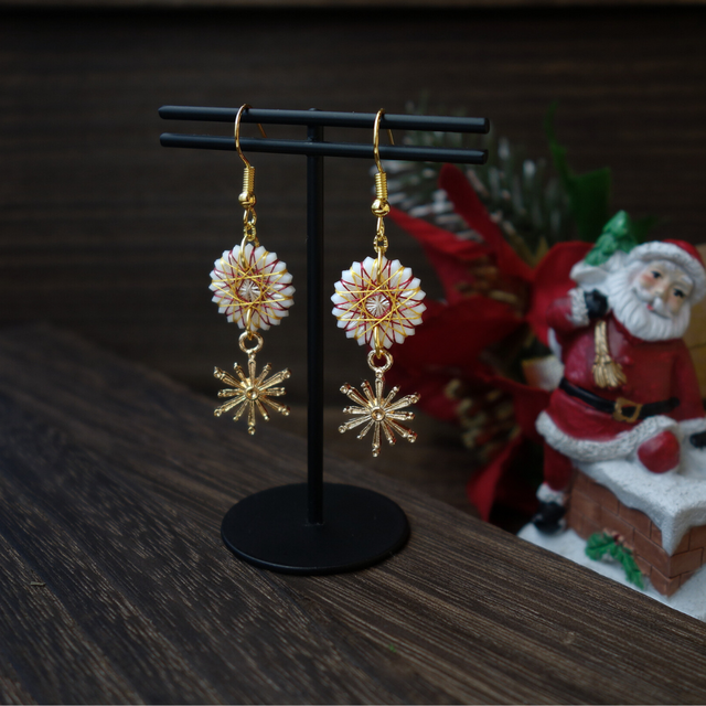 ひかりのクリスマスピアス｜雪の結晶が揺れるホワイト×ゴールド｜大人