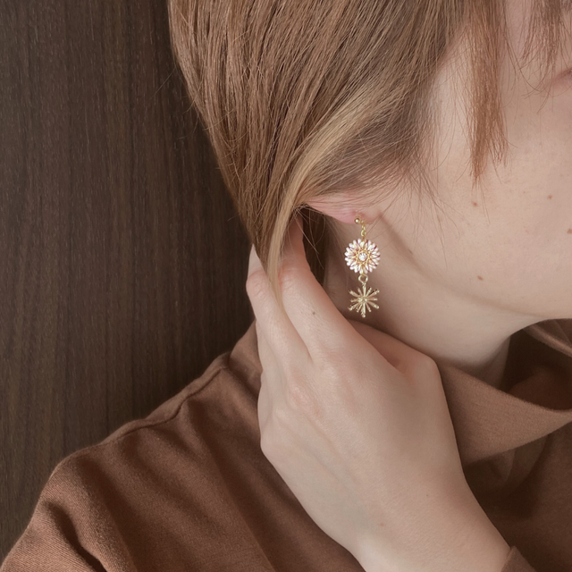 ひかりのクリスマスピアス｜雪の結晶が揺れるホワイト×ゴールド｜大人