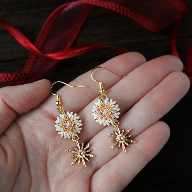 ひかりのクリスマスピアス｜雪の結晶が揺れるホワイト×ゴールド｜大人