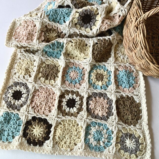 かぎ針編みのマルチマット マルチカバー ミニブランケット 毛糸 編み物
