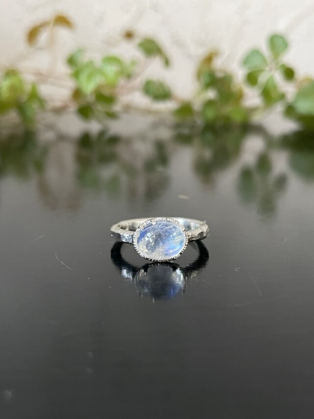 ホワイトラブラドライト〜青いシラー