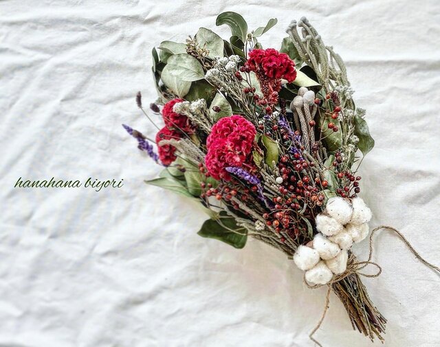 赤いケイトウとコットンフラワーのブーケ・スワッグ クリスマスや