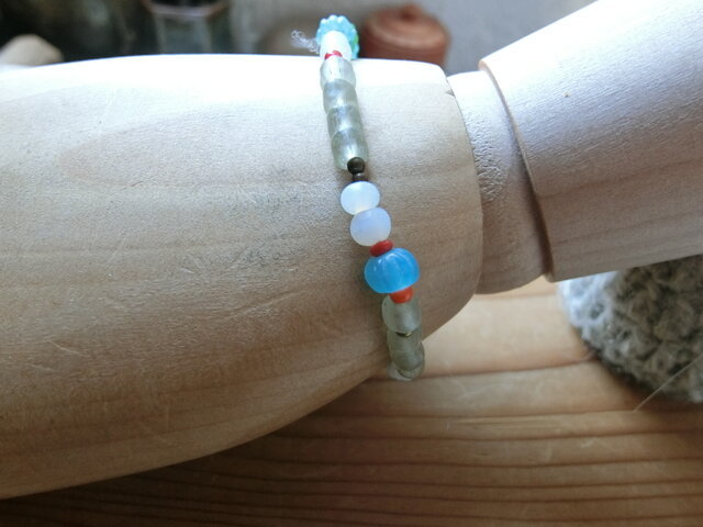 ナガ族アンティークビーズとジャワ極小アンティークビーズとカレンのシルバーのピアス ナガ族アンティークビーズとジャワ極小アンティークビーズとカレンの