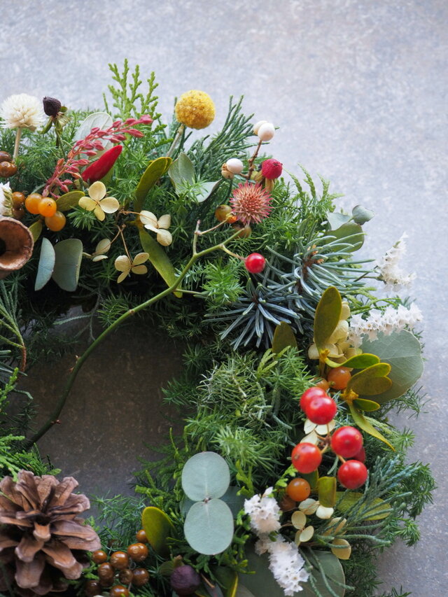 木の実とヤドリギのリース | iichi 日々の暮らしを心地よくする