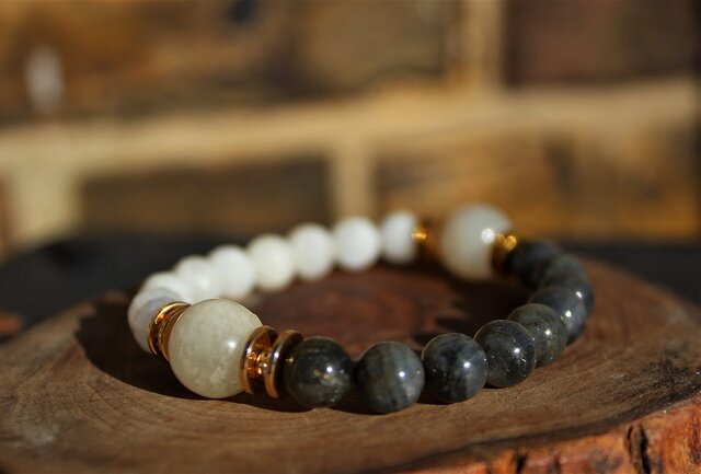 ホワイト＆ブラックムーンストーン 神聖なる女性性の石 | iichi 日々の