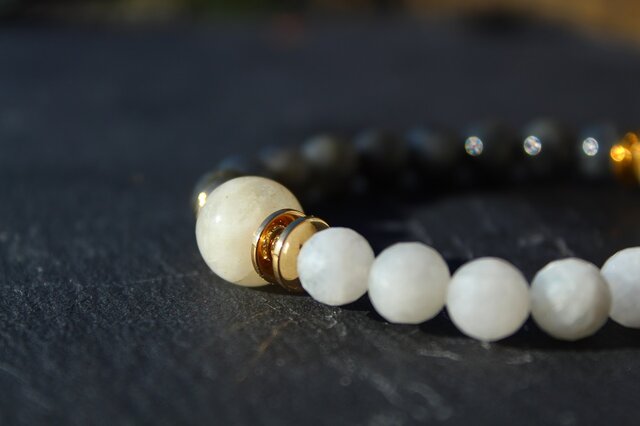 ホワイト＆ブラックムーンストーン 神聖なる女性性の石 | iichi 日々の