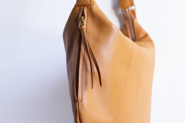 柔らかな本革ショルダーバッグ 軽量 シュリンクレザー キャメル