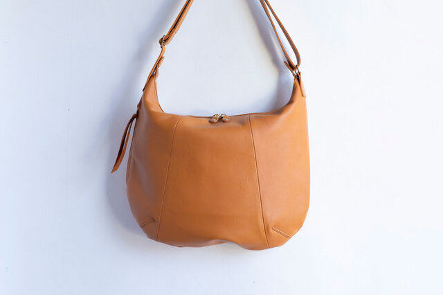 柔らかな本革ショルダーバッグ 軽量 シュリンクレザー キャメル