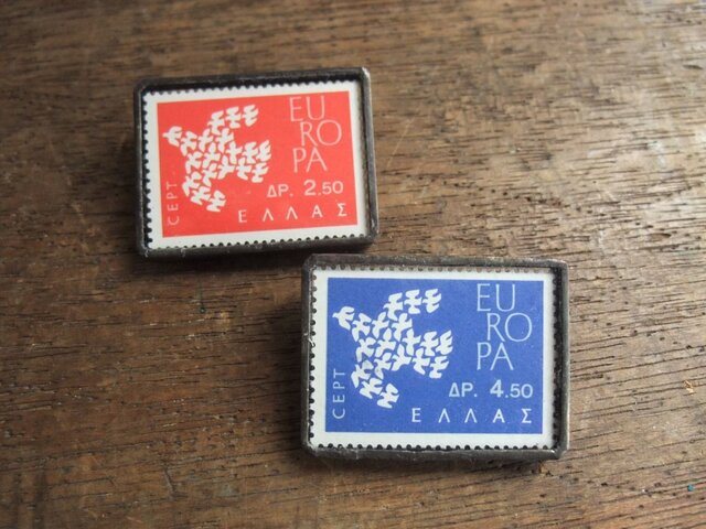 ヴィンテージ切手のブローチ - ギリシャ1961年鳥 青の画像1枚目