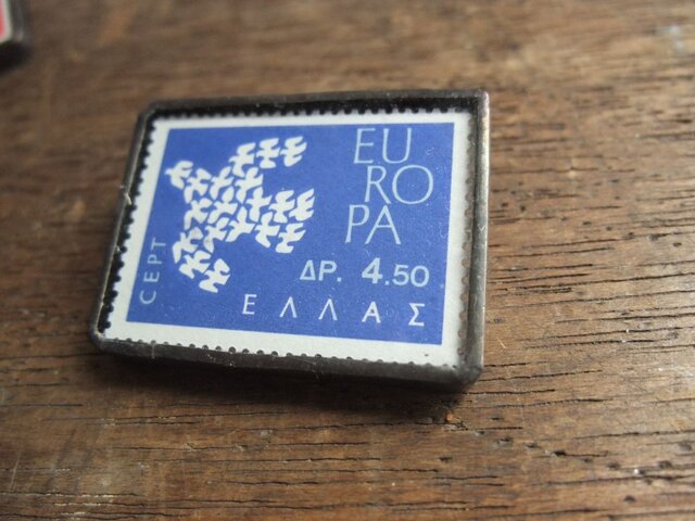 ヴィンテージ切手のブローチ - ギリシャ1961年鳥 青 | iichi 日々の