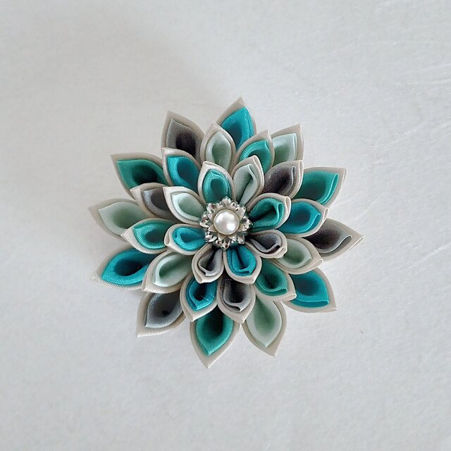 花咲みブローチ　グリーンMIX　つまみ細工